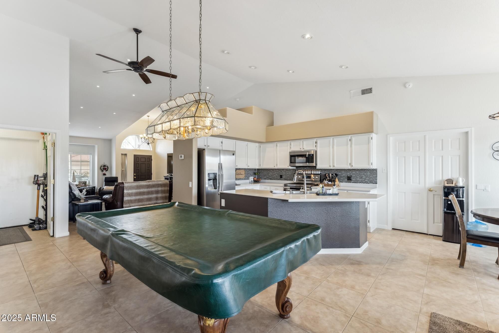 3121 N MEADOW Drive