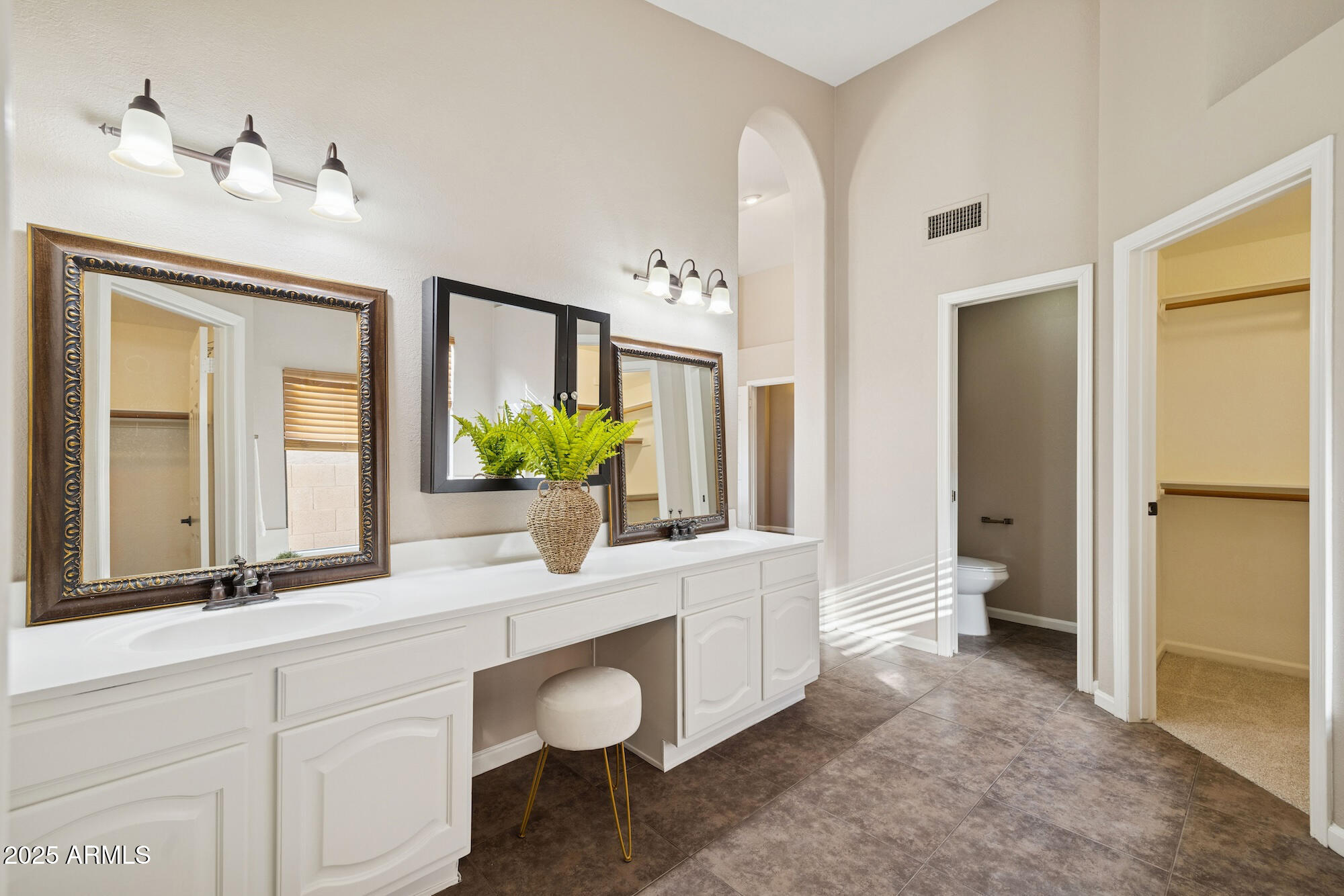 510 S LAGOON Drive, Gilbert