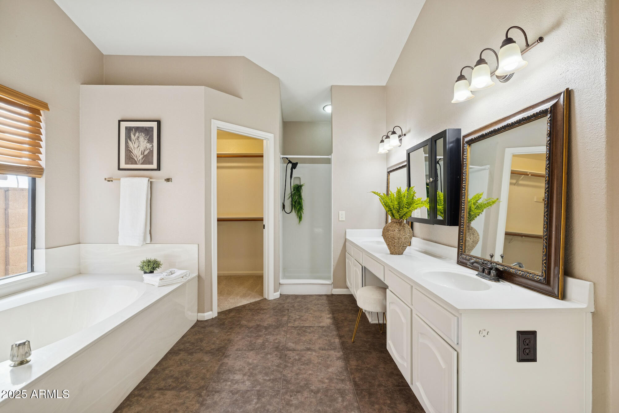 510 S LAGOON Drive, Gilbert