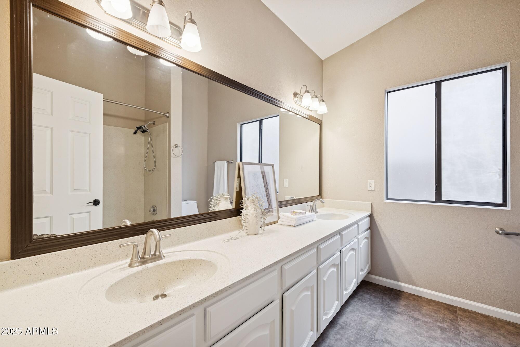 510 S LAGOON Drive, Gilbert