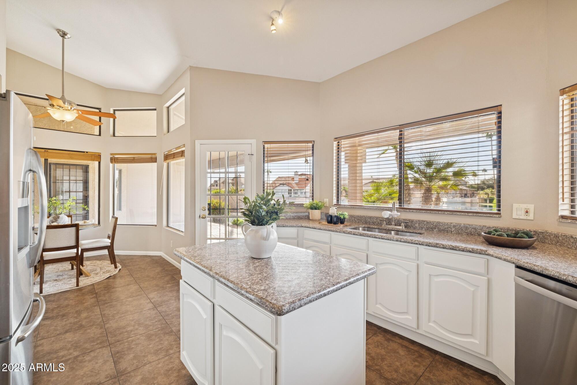 510 S LAGOON Drive, Gilbert