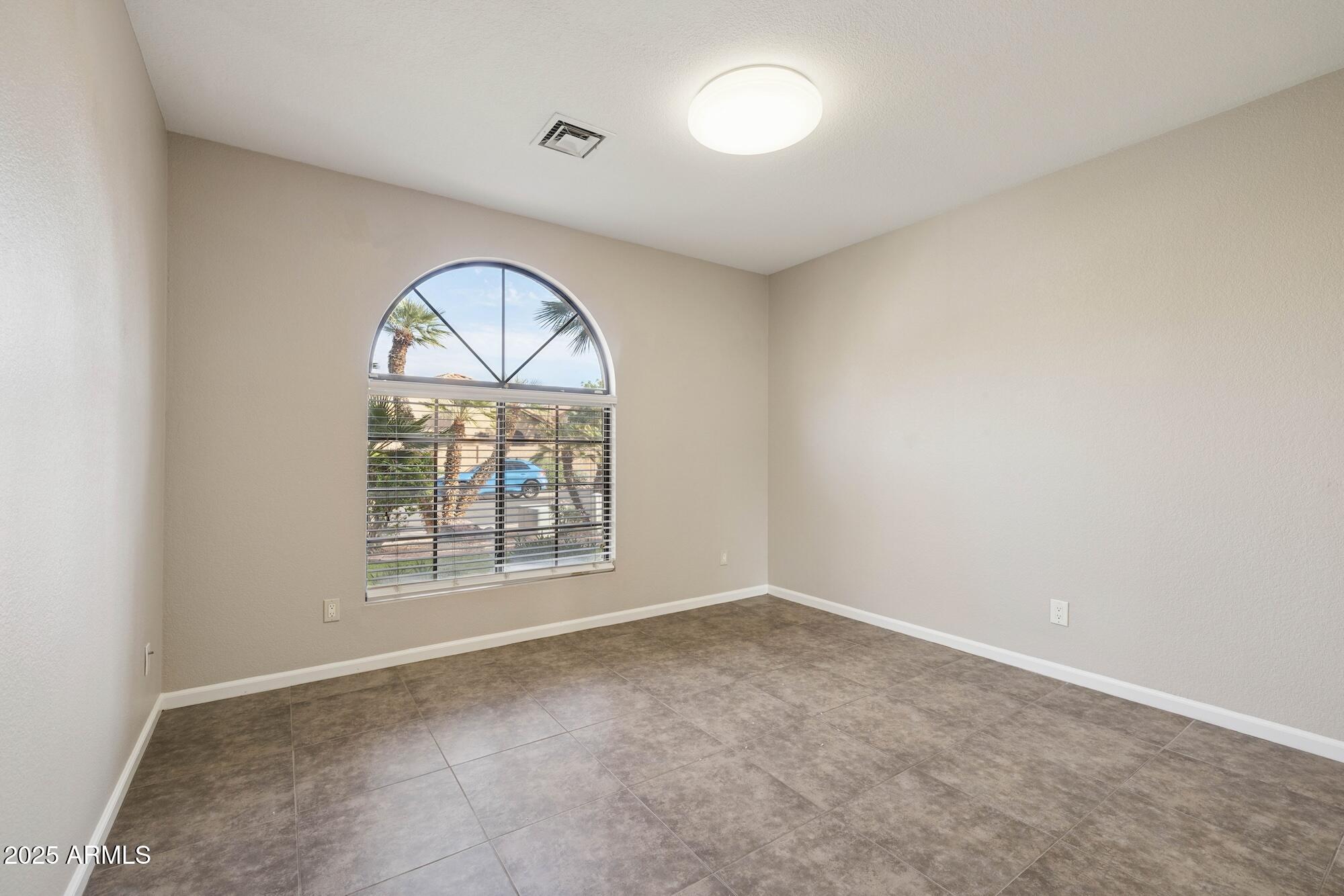 510 S LAGOON Drive, Gilbert