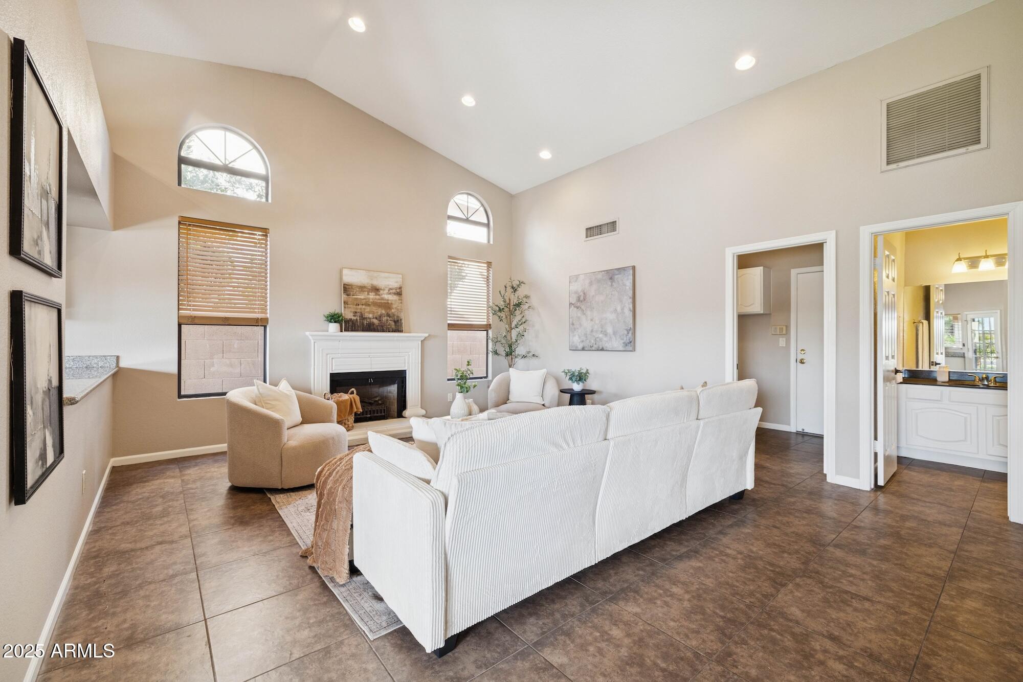 510 S LAGOON Drive, Gilbert