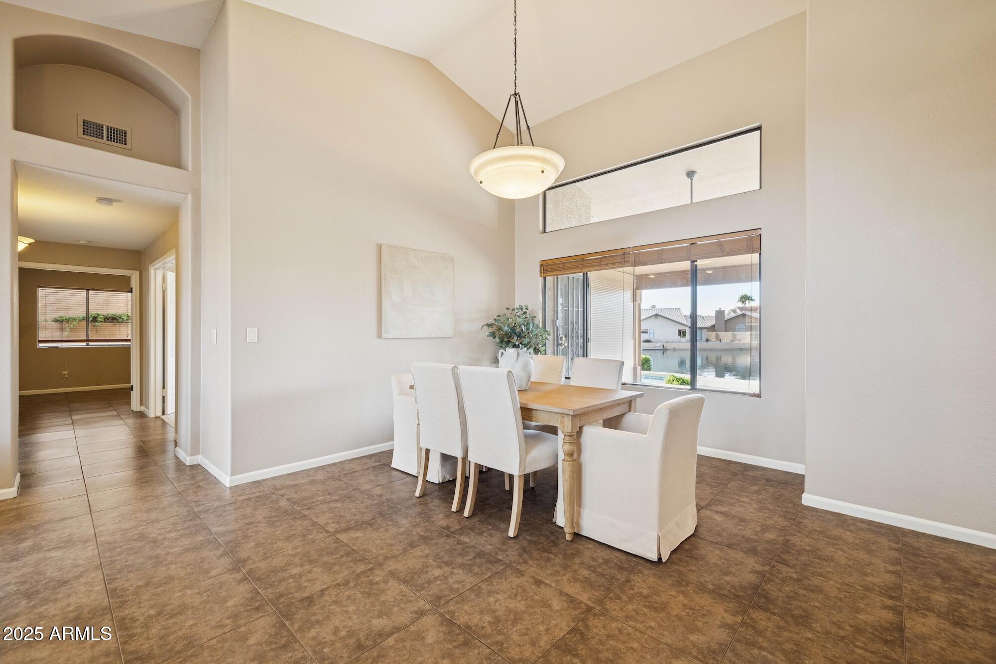 510 S LAGOON Drive, Gilbert