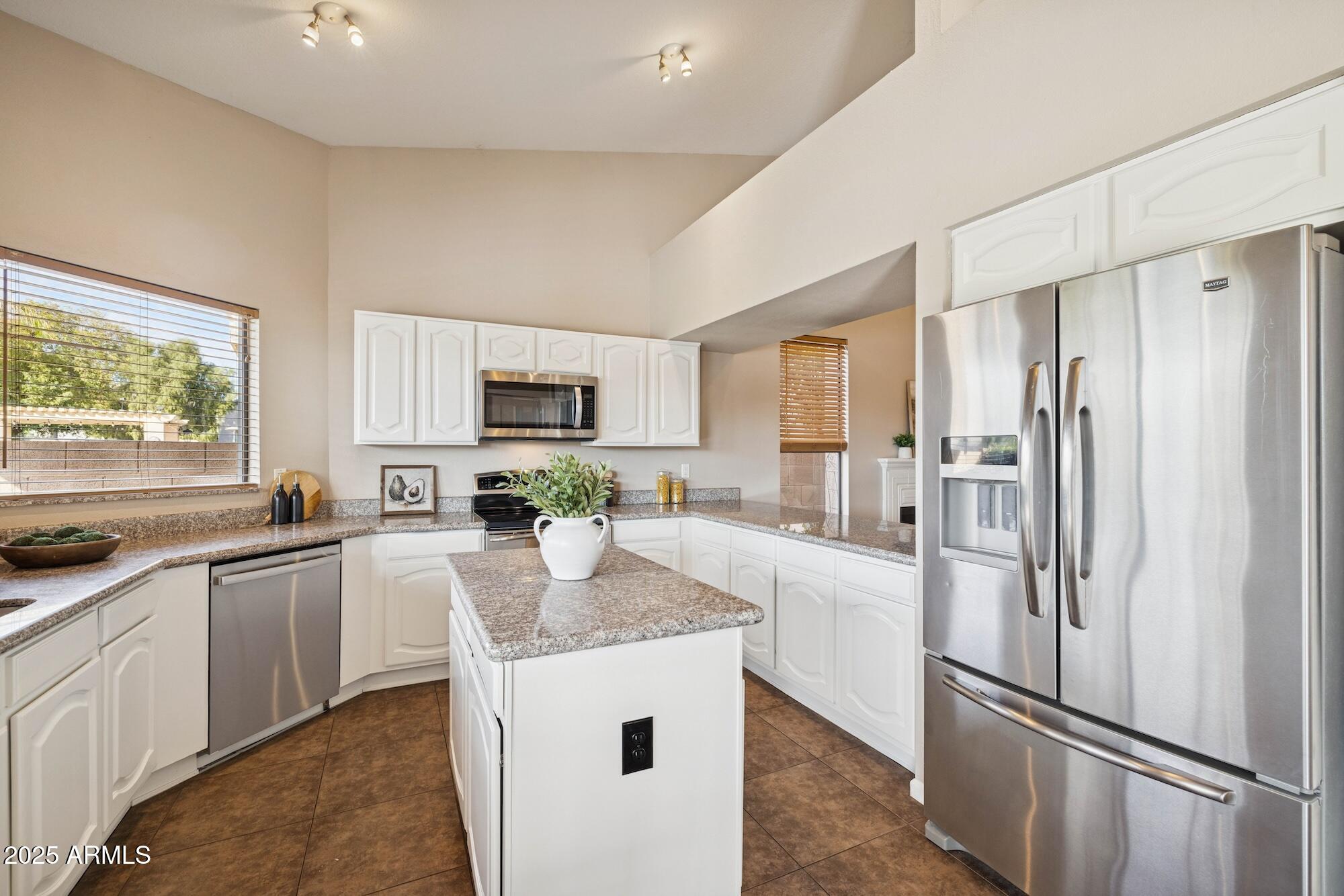 510 S LAGOON Drive, Gilbert