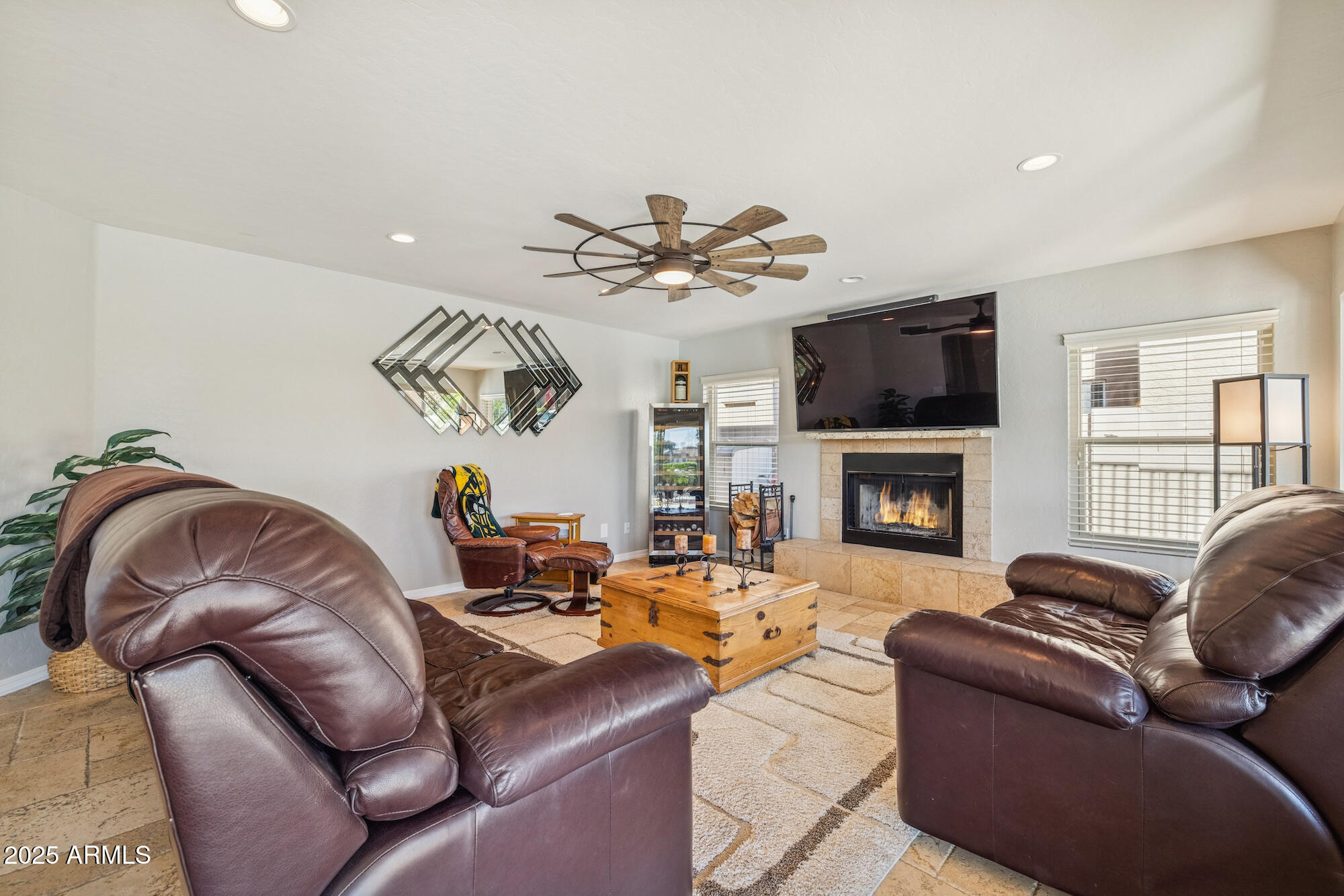 919 S PARADISE Drive