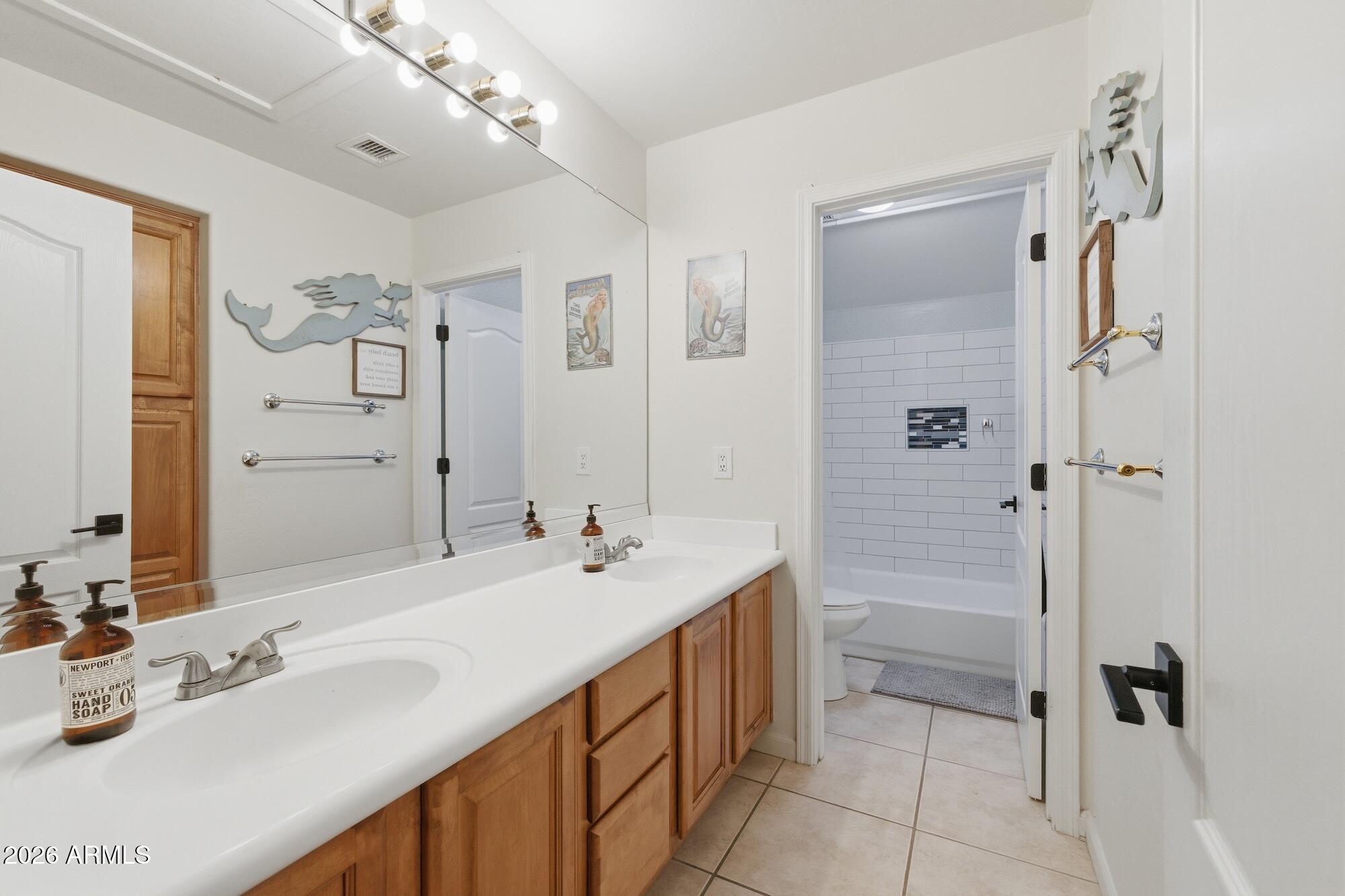 1811 W WISTERIA Drive