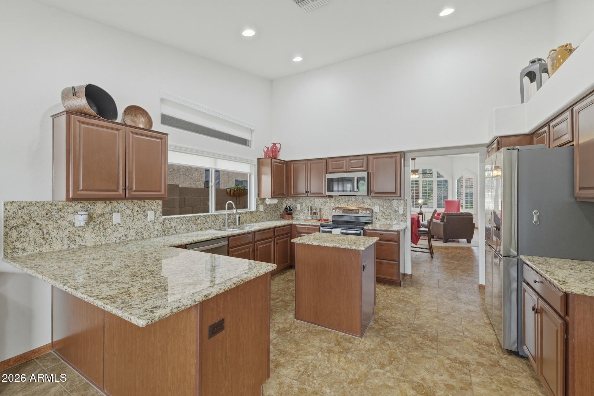 1117 W LAKERIDGE Drive