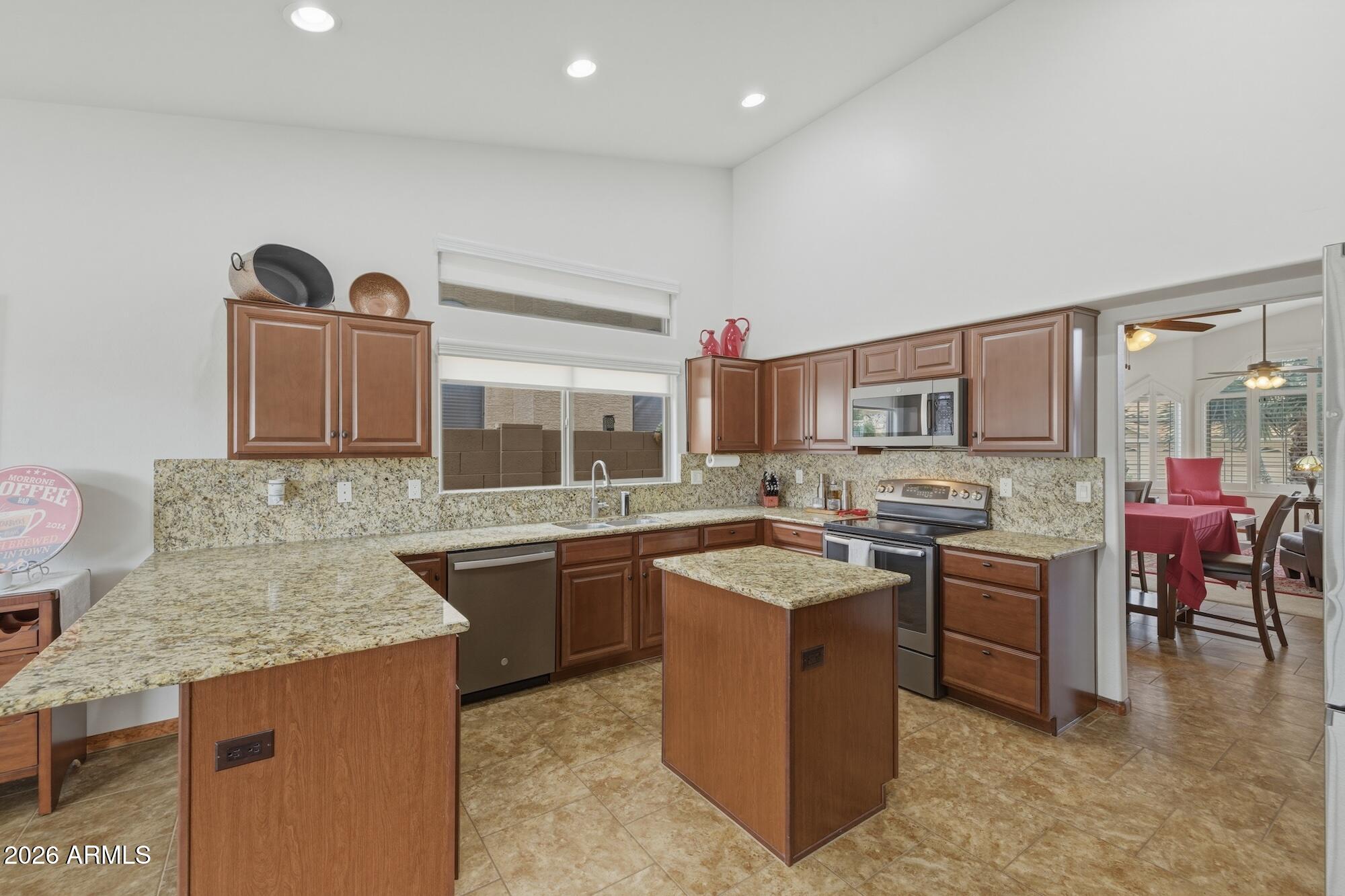 1117 W LAKERIDGE Drive