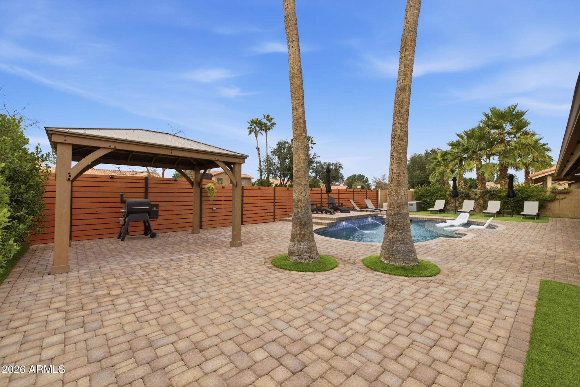 1117 W LAKERIDGE Drive