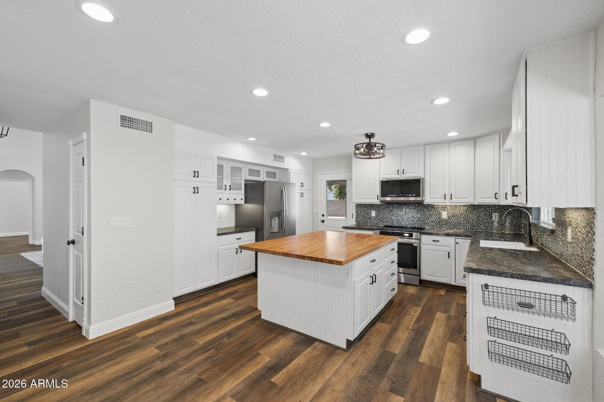 1948 E LOS ARBOLES Drive