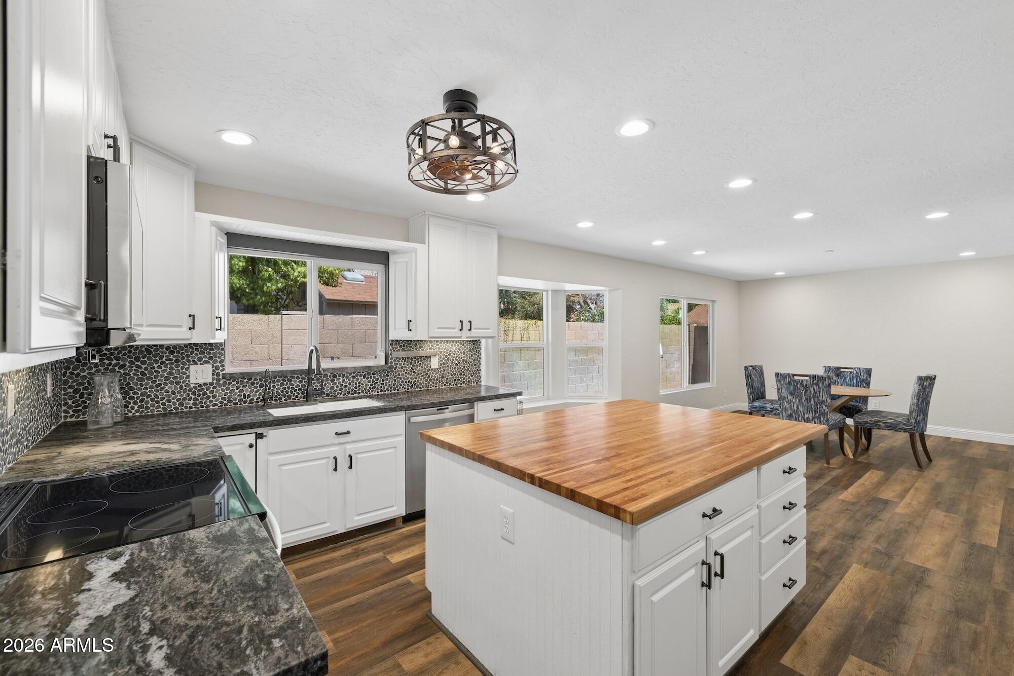 1948 E LOS ARBOLES Drive