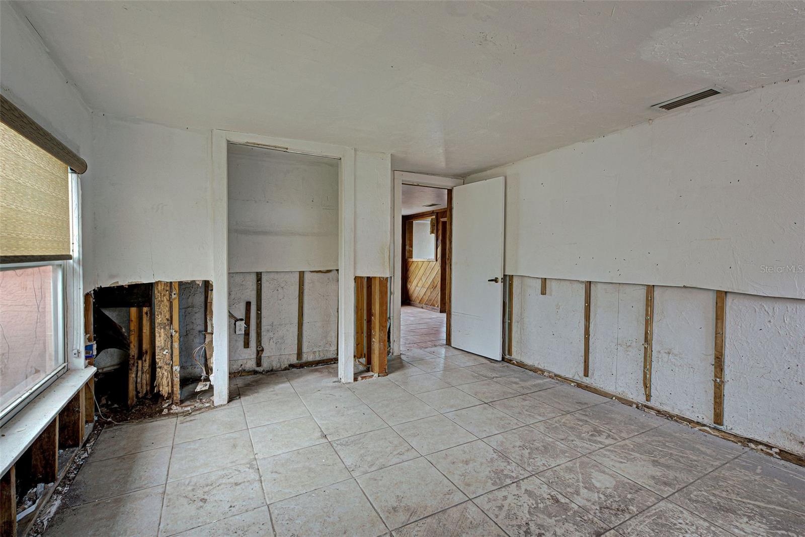 160 W BAY ST