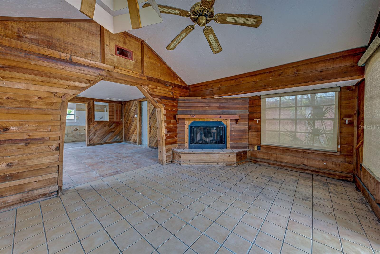 160 W BAY ST