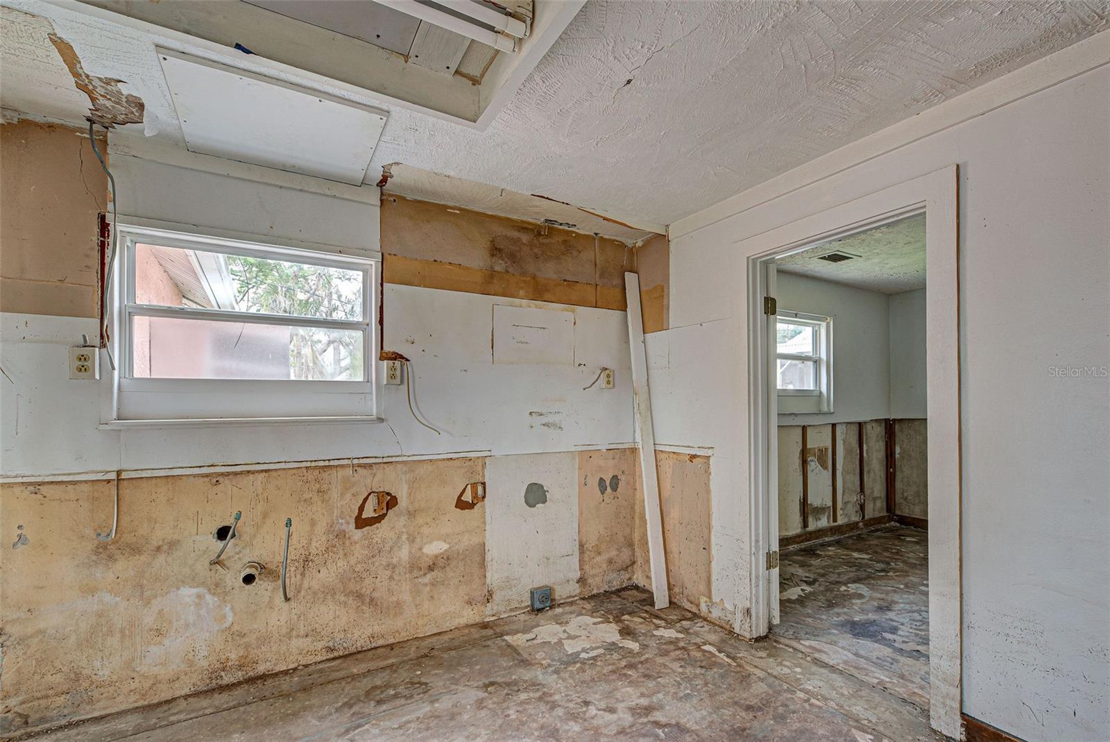 160 W BAY ST