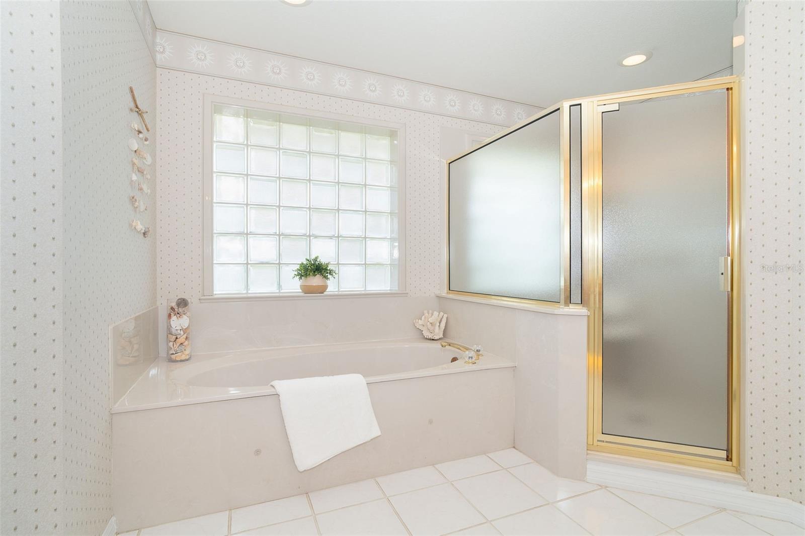 6 WINDWARD CT