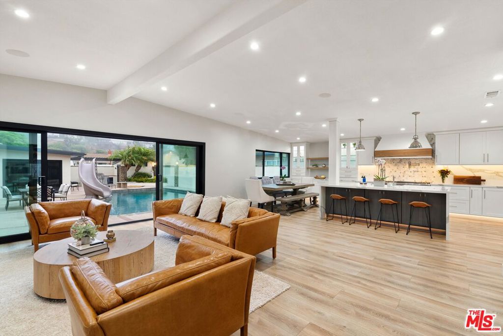 2258 W Paseo Del Mar