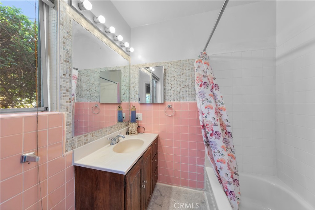 862 W Crestwood Avenue