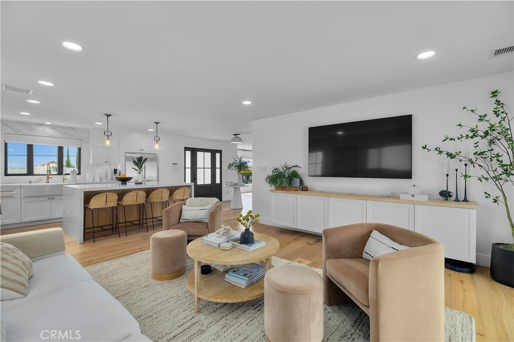 2128 W Paseo Del Mar