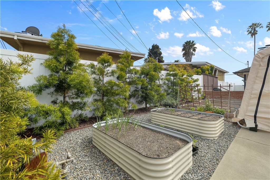 2128 W Paseo Del Mar