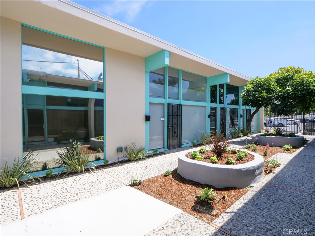 527 W 9th Street