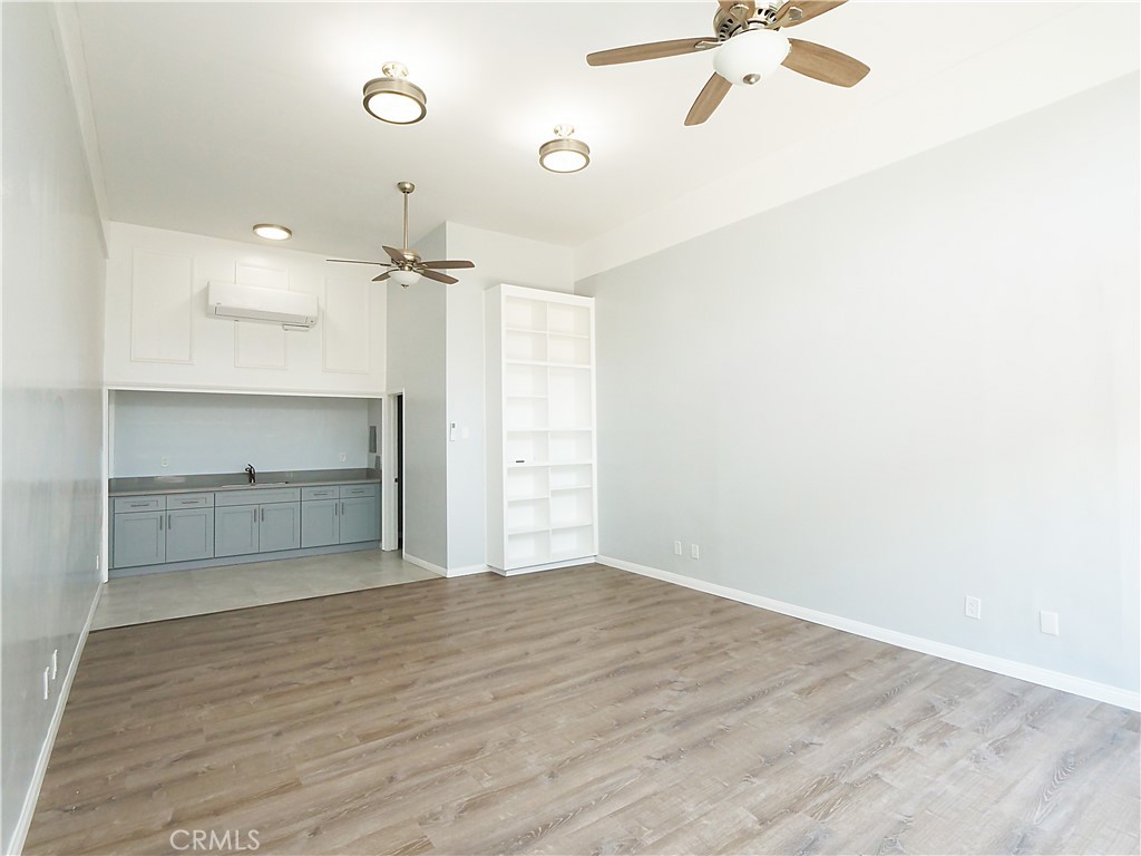 527 W 9th Street