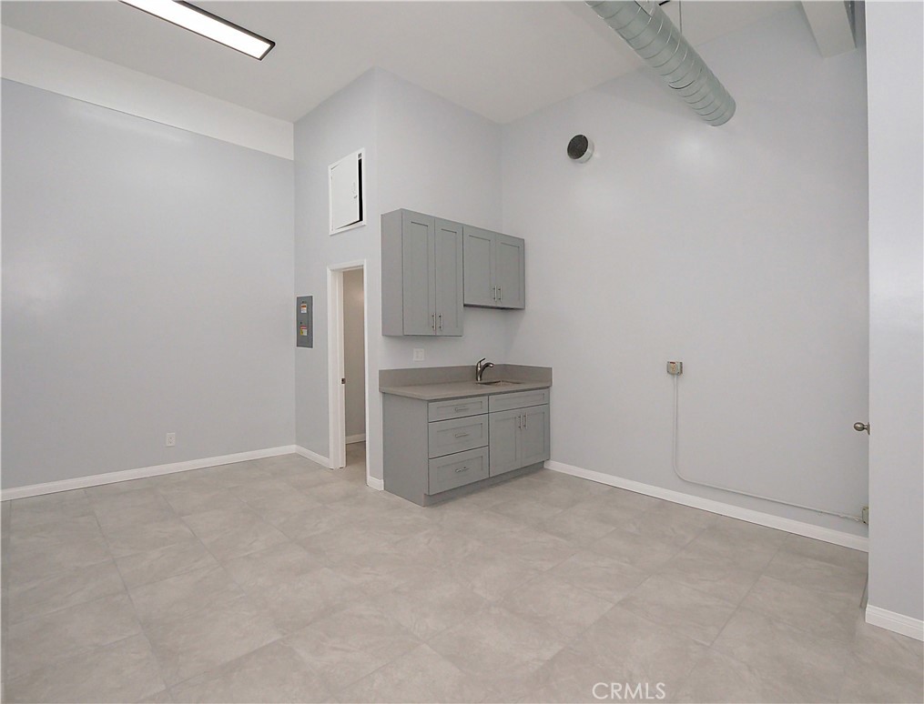 527 W 9th Street