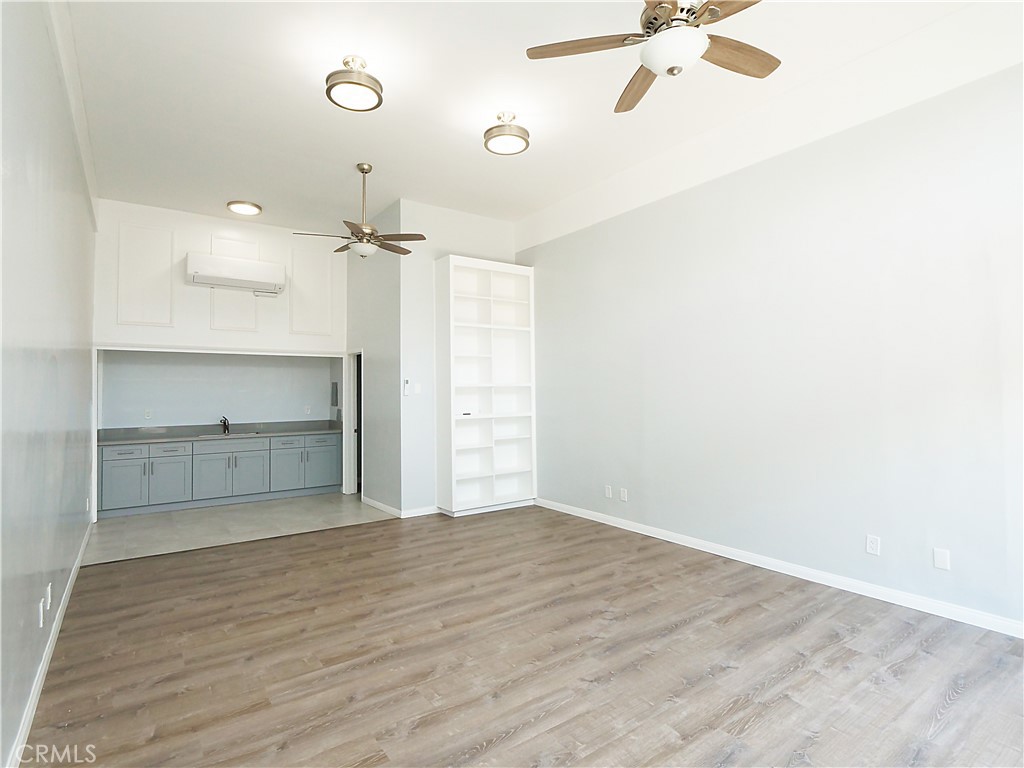 527 W 9th Street