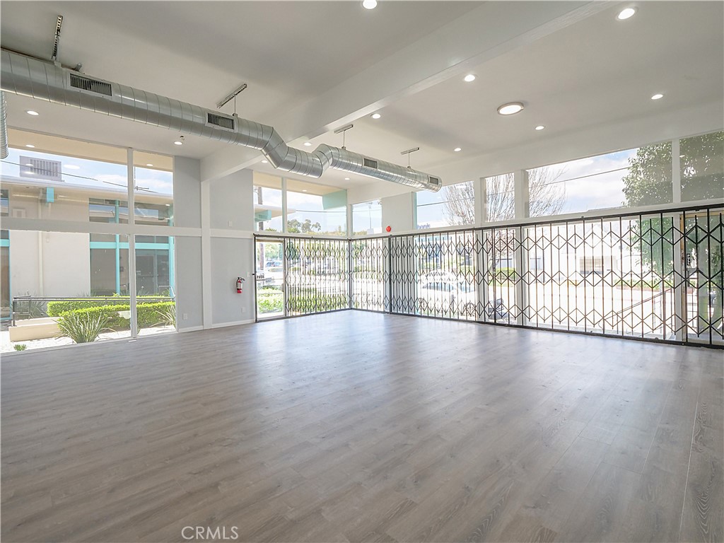 527 W 9th Street