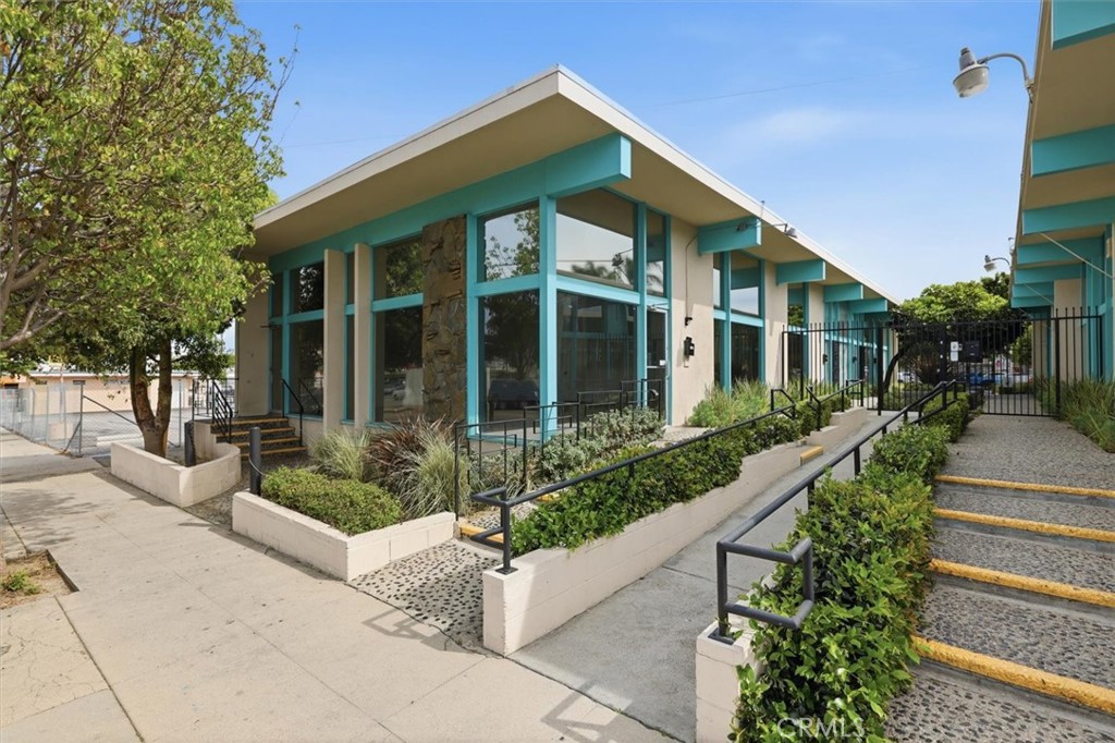 527 W 9th Street