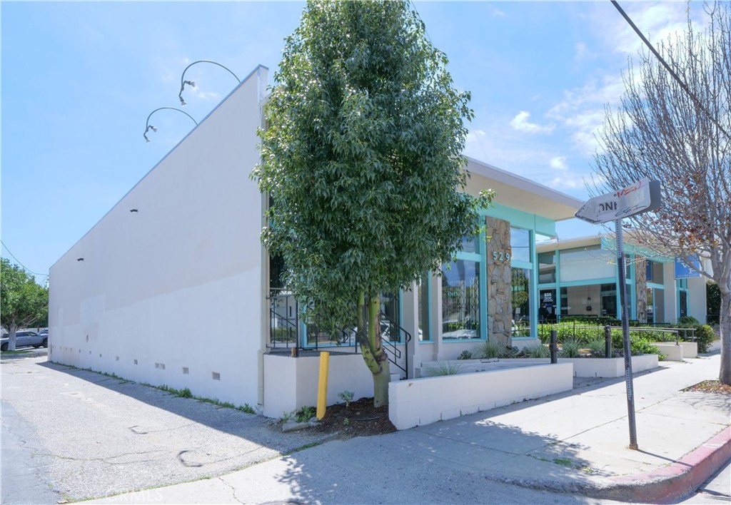 527 W 9th Street