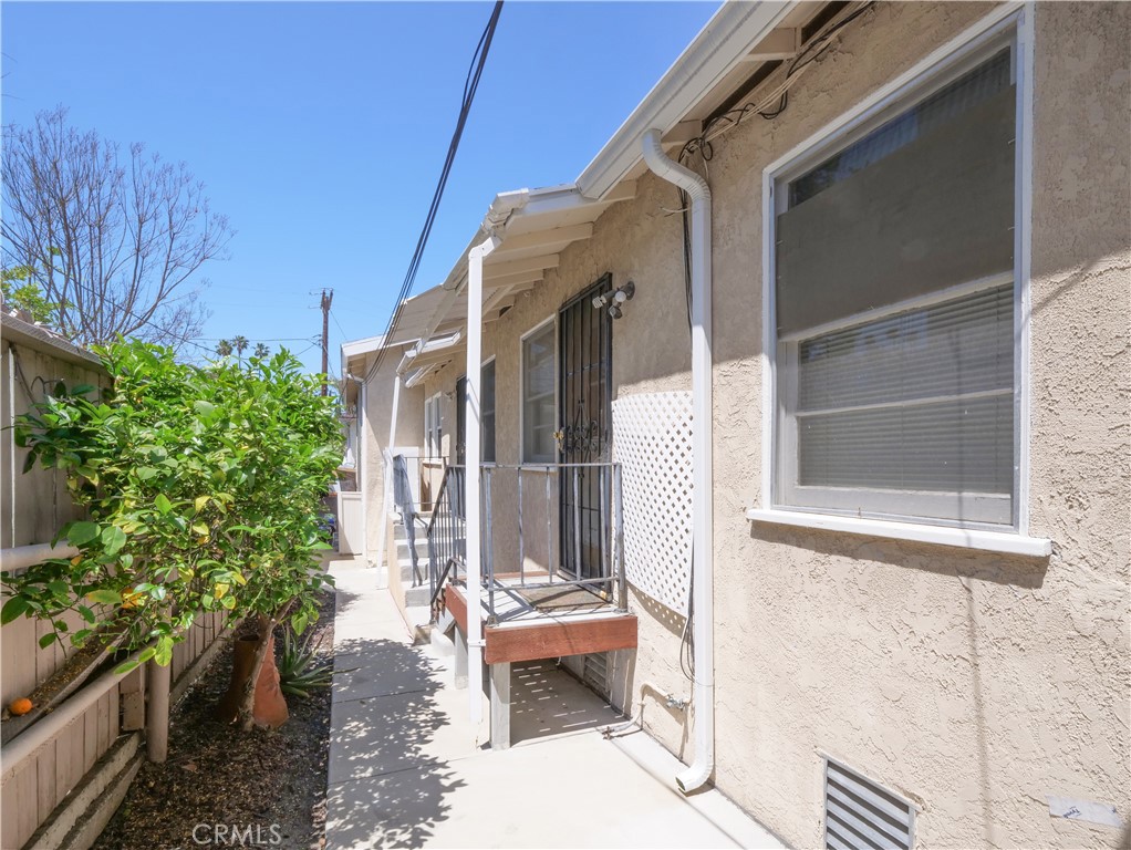 1136 W 10th
