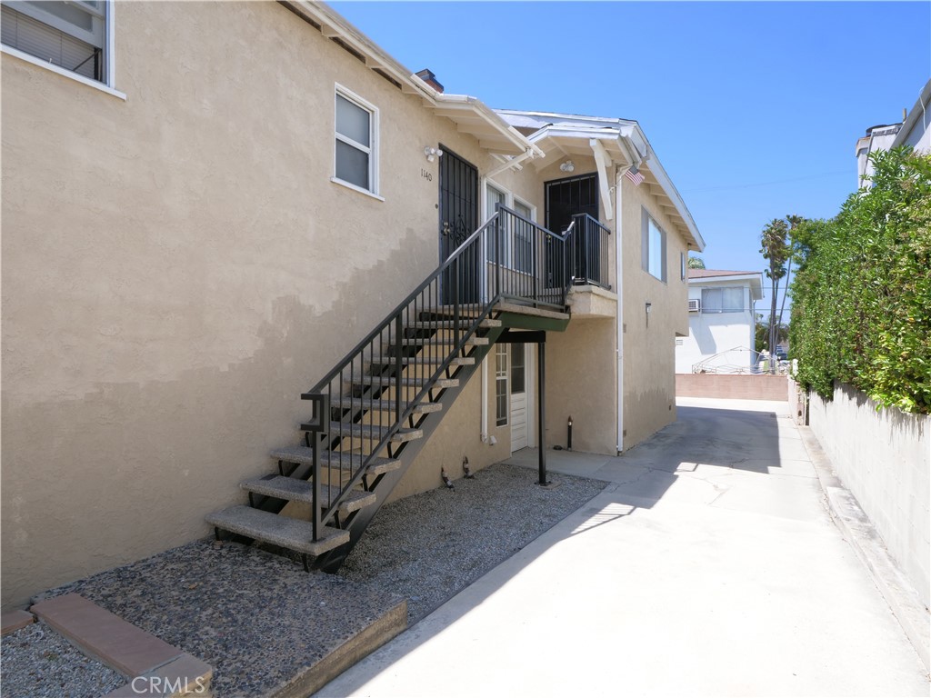 1136 W 10th
