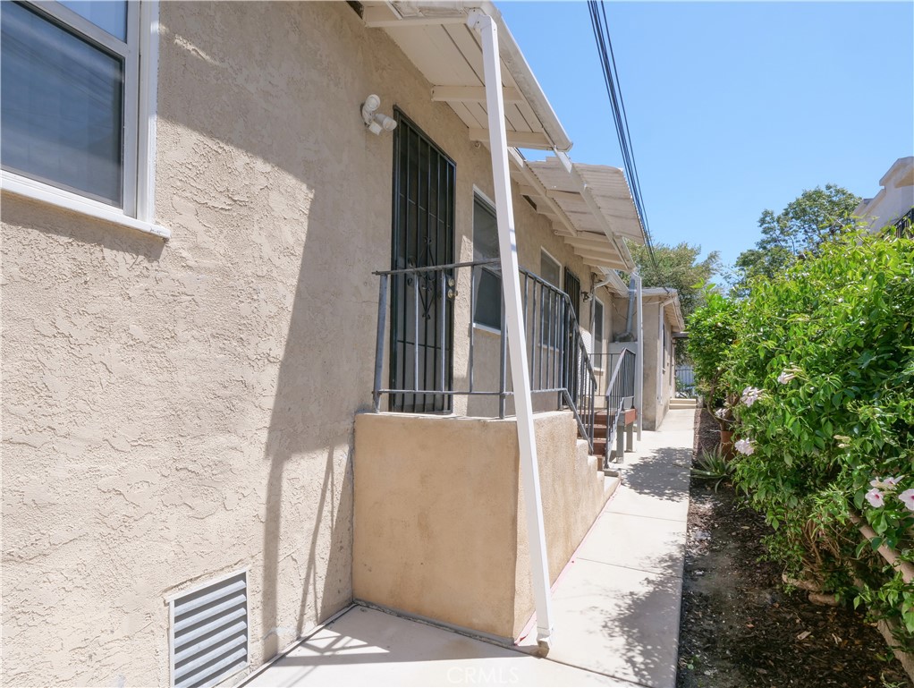 1136 W 10th