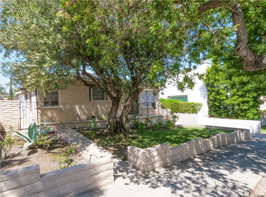 1136 W 10th