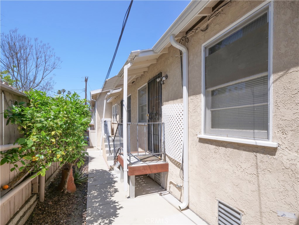1136 W 10th