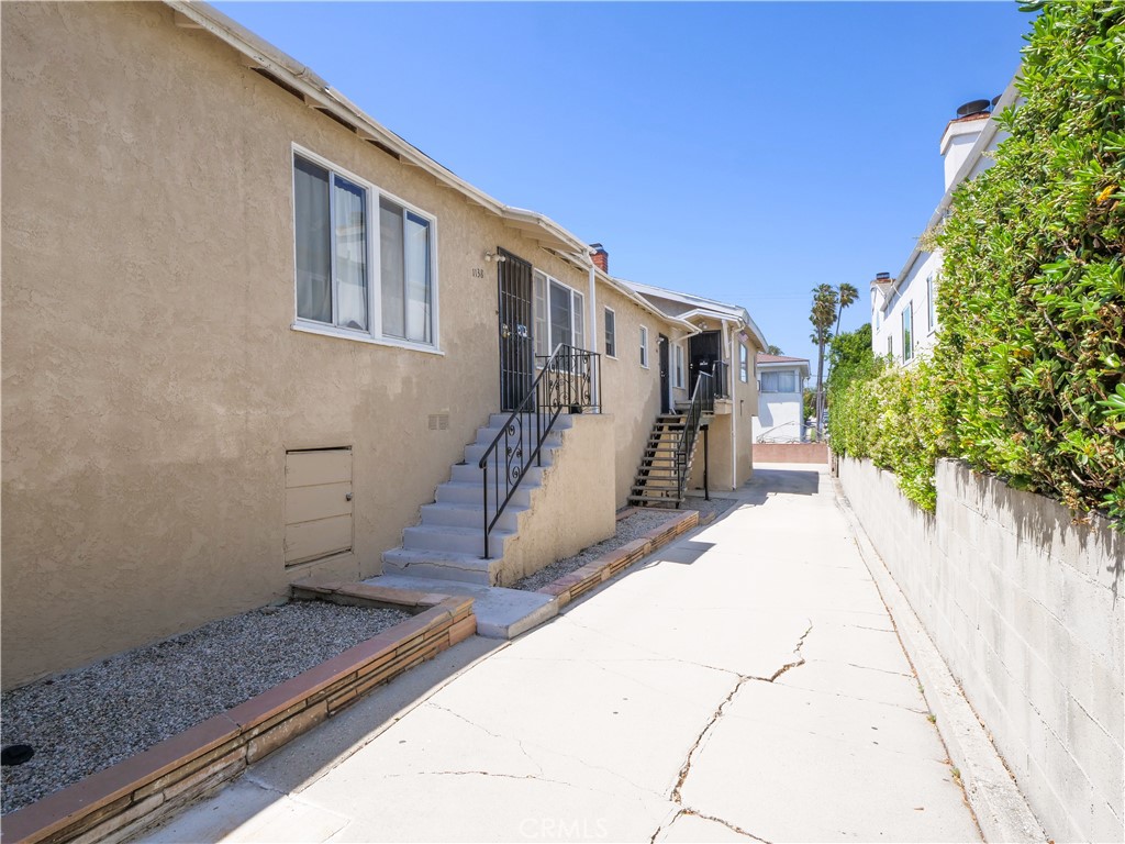 1136 W 10th