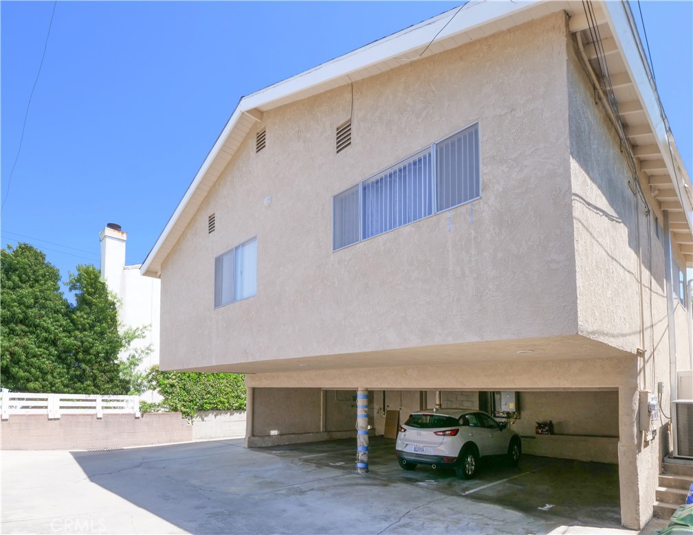 1136 W 10th