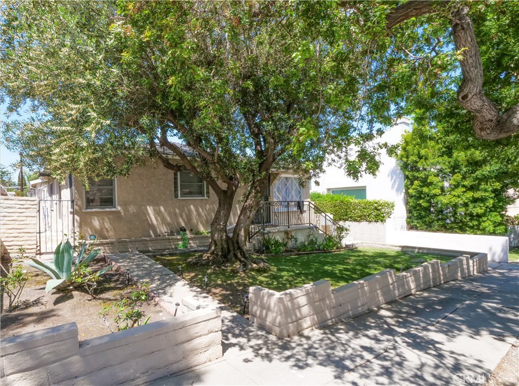 1136 W 10th