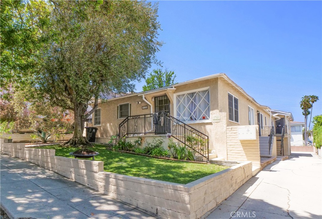 1136 W 10th