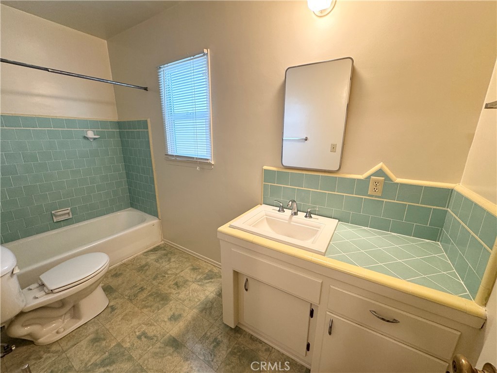 1042 W 7th