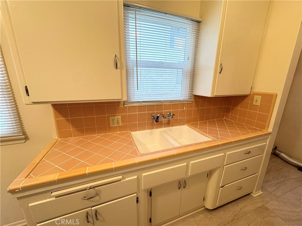 1042 W 7th