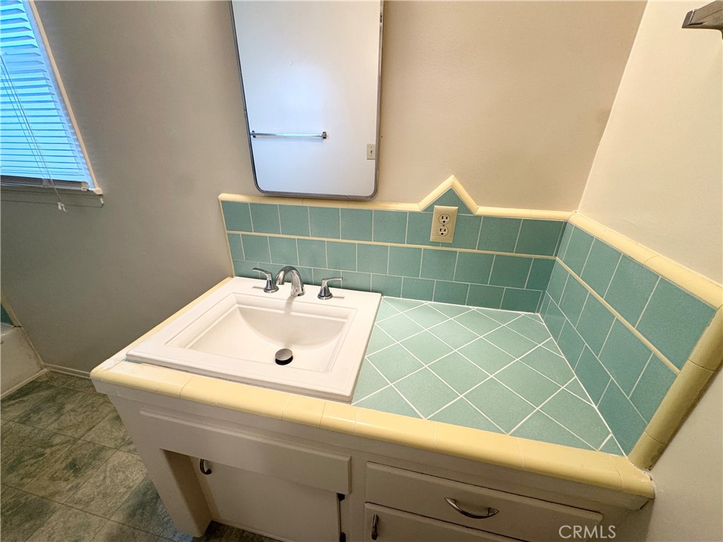 1042 W 7th