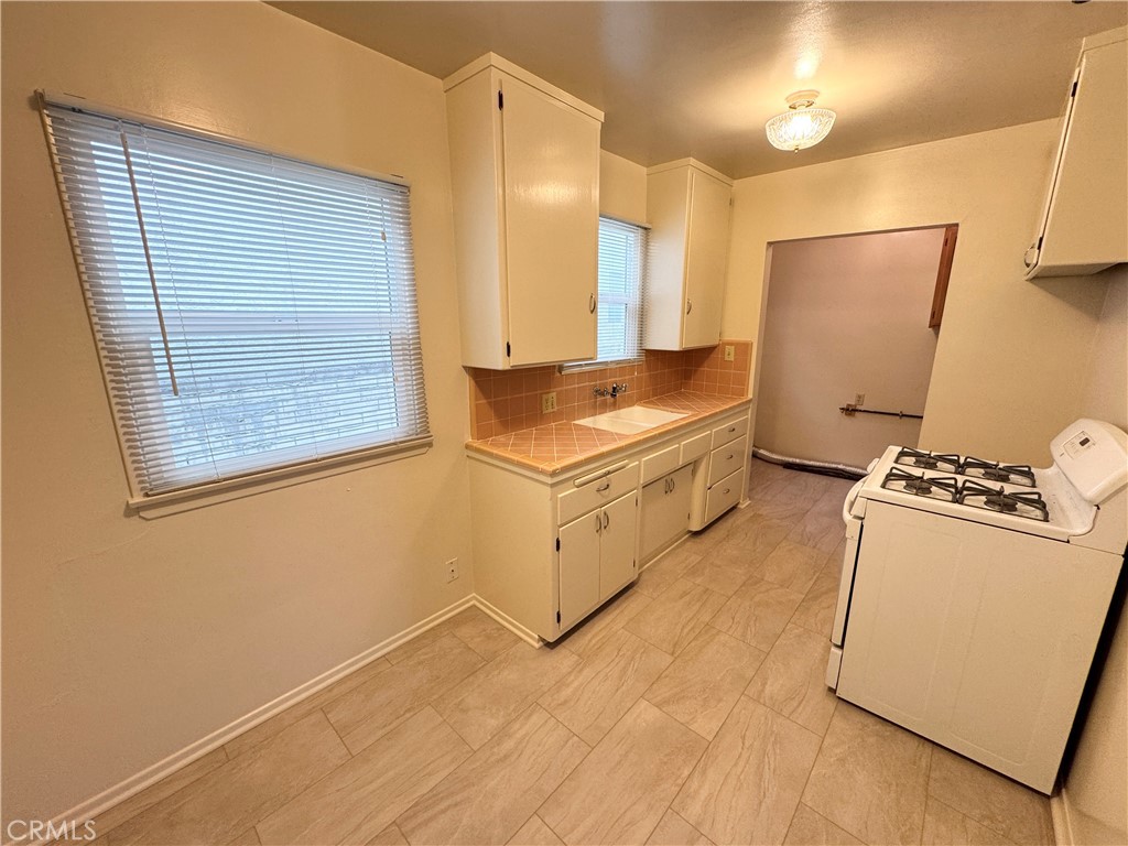 1042 W 7th