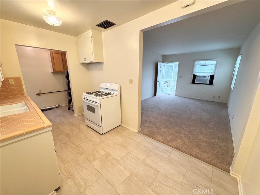 1042 W 7th