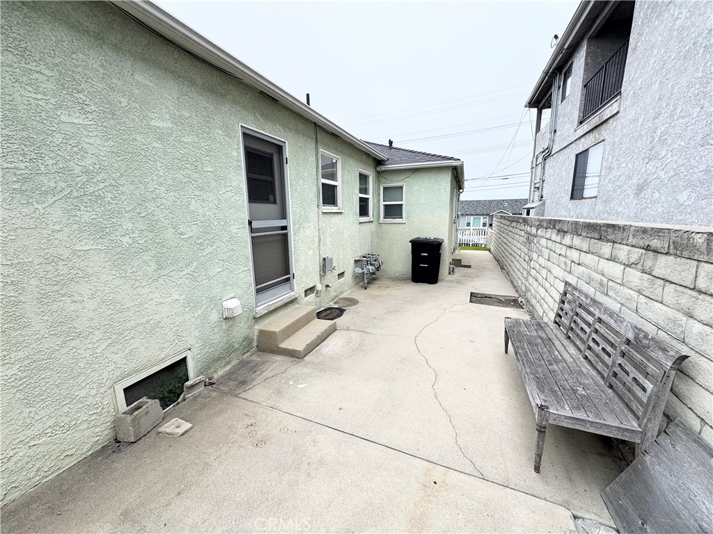 1042 W 7th