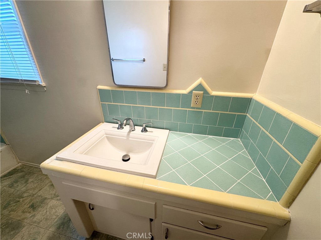 1042 W 7th