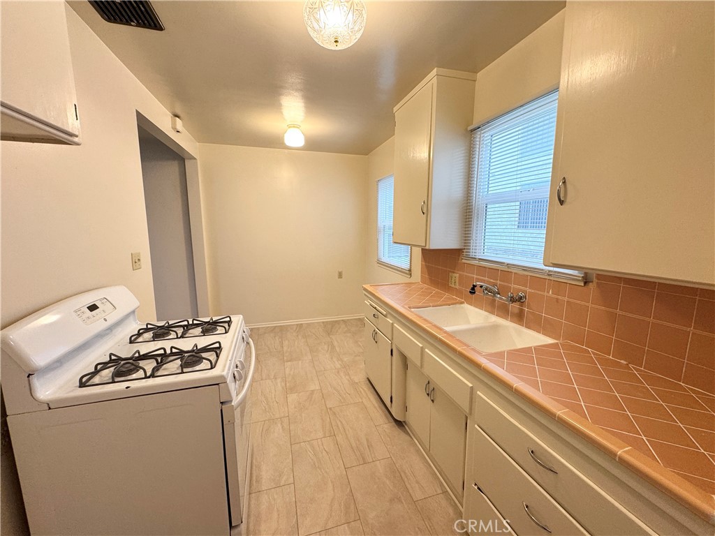 1042 W 7th