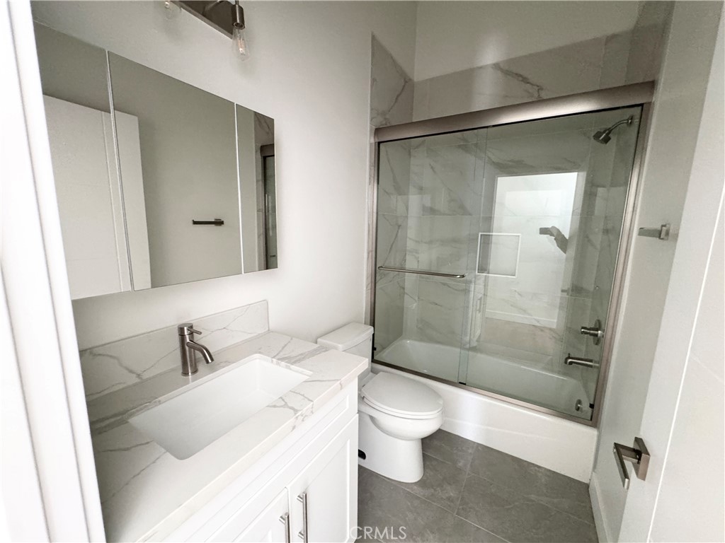1623 W 255th