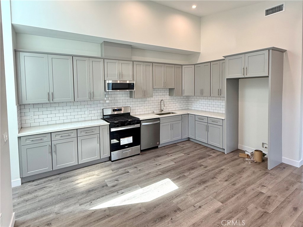 1623 W 255th
